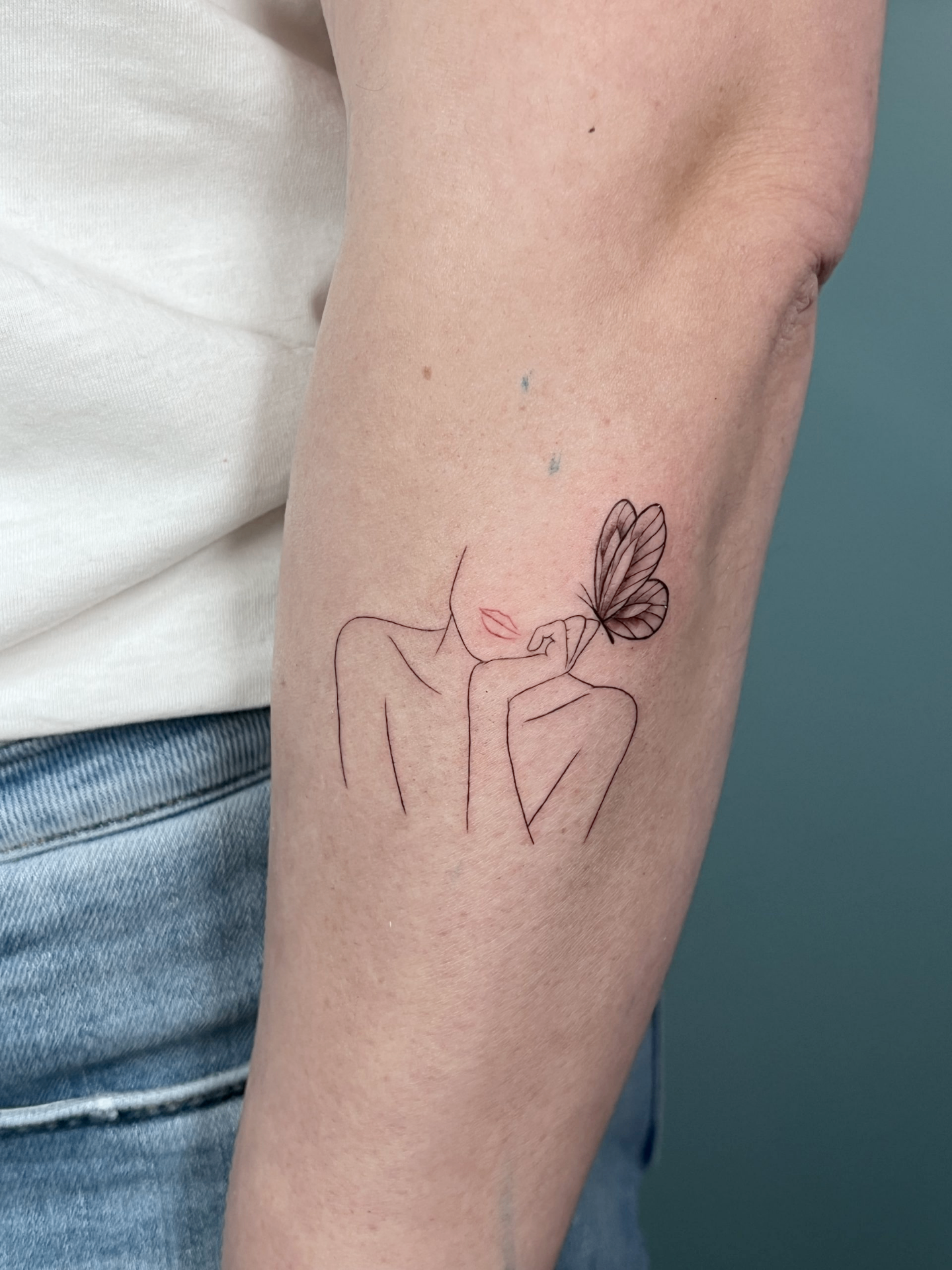 Fineline tattoo door Adé