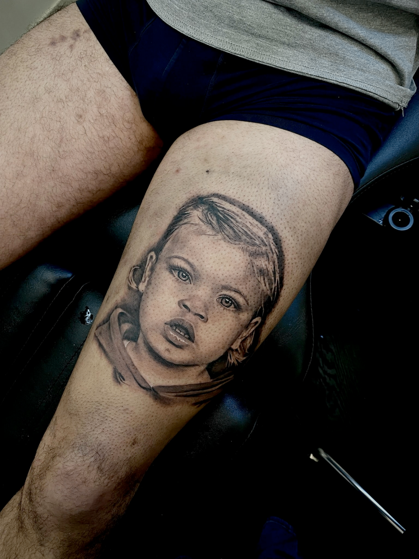 Blackwork tattoo door Adé