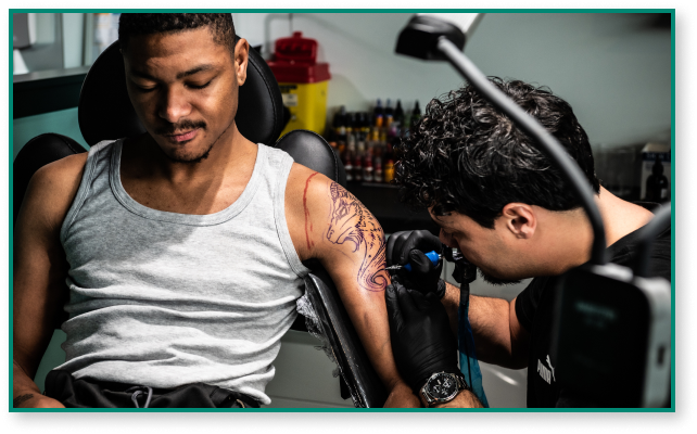 Tattoo artiest aan het werk in de studio